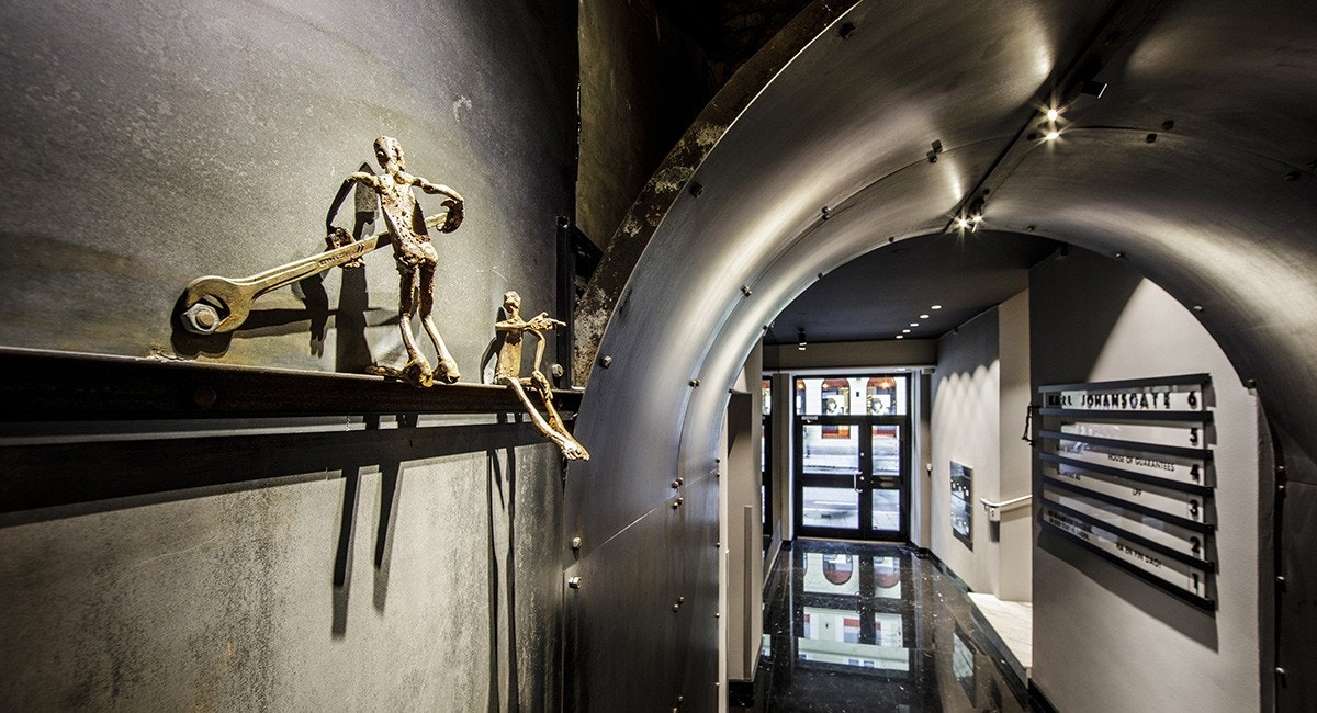 Inngangspartiet og trappeløpet er dekorert med skulptur kunst, som gir eiendommen et helt spesielt særpreg Galleribilde