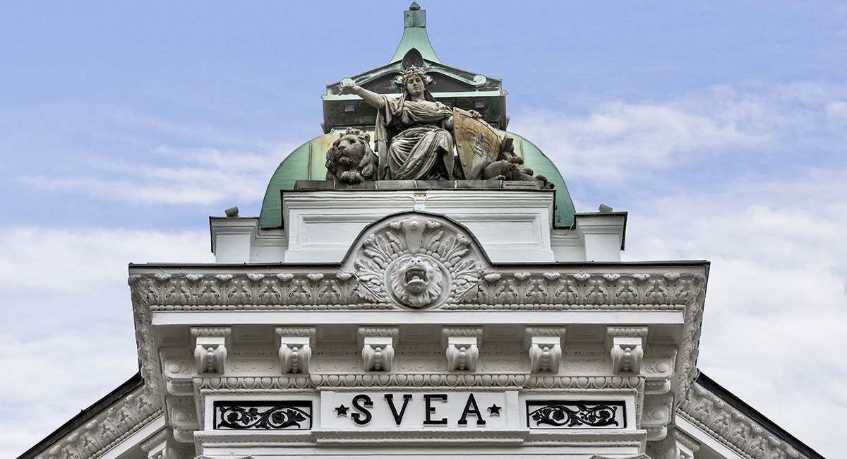 Gudinnen Svea troner foran kuppelen i Karl Johans gate 6 Galleribilde