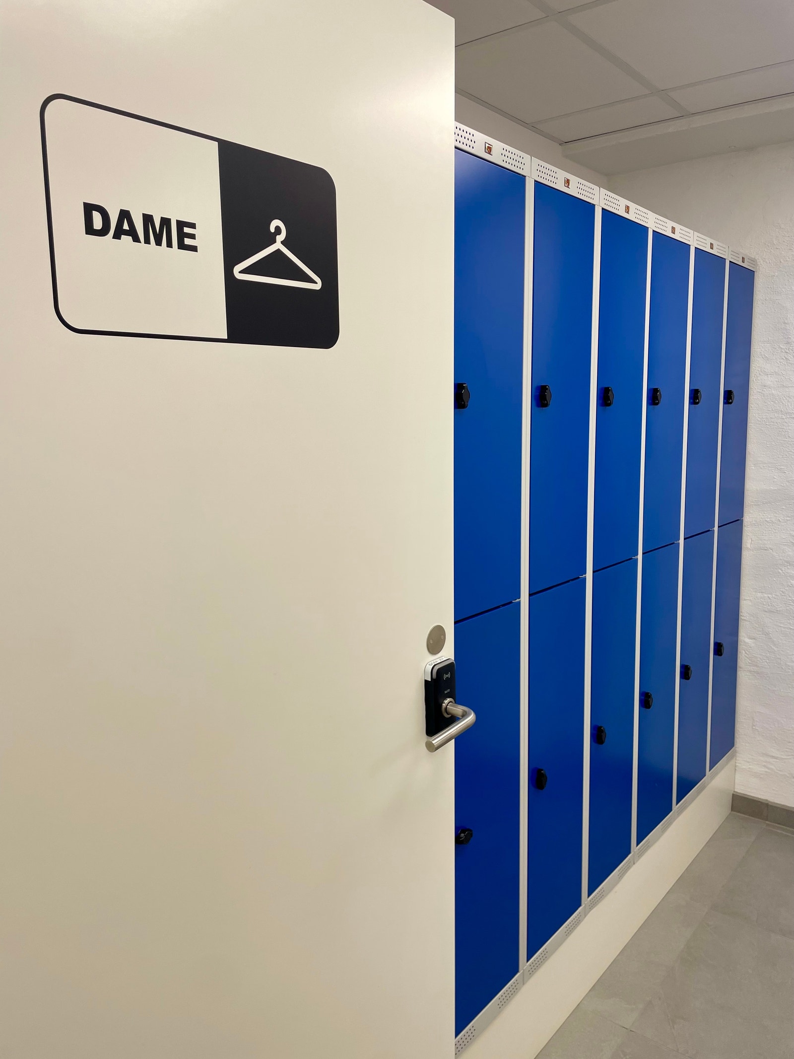 Felles garderobeanlegg i kjeller Galleribilde