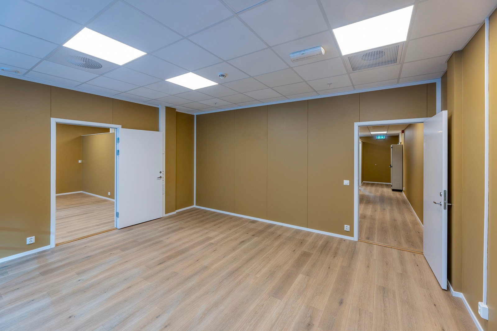 Næringslokale med mye folk rundt inngangsdøren Galleribilde