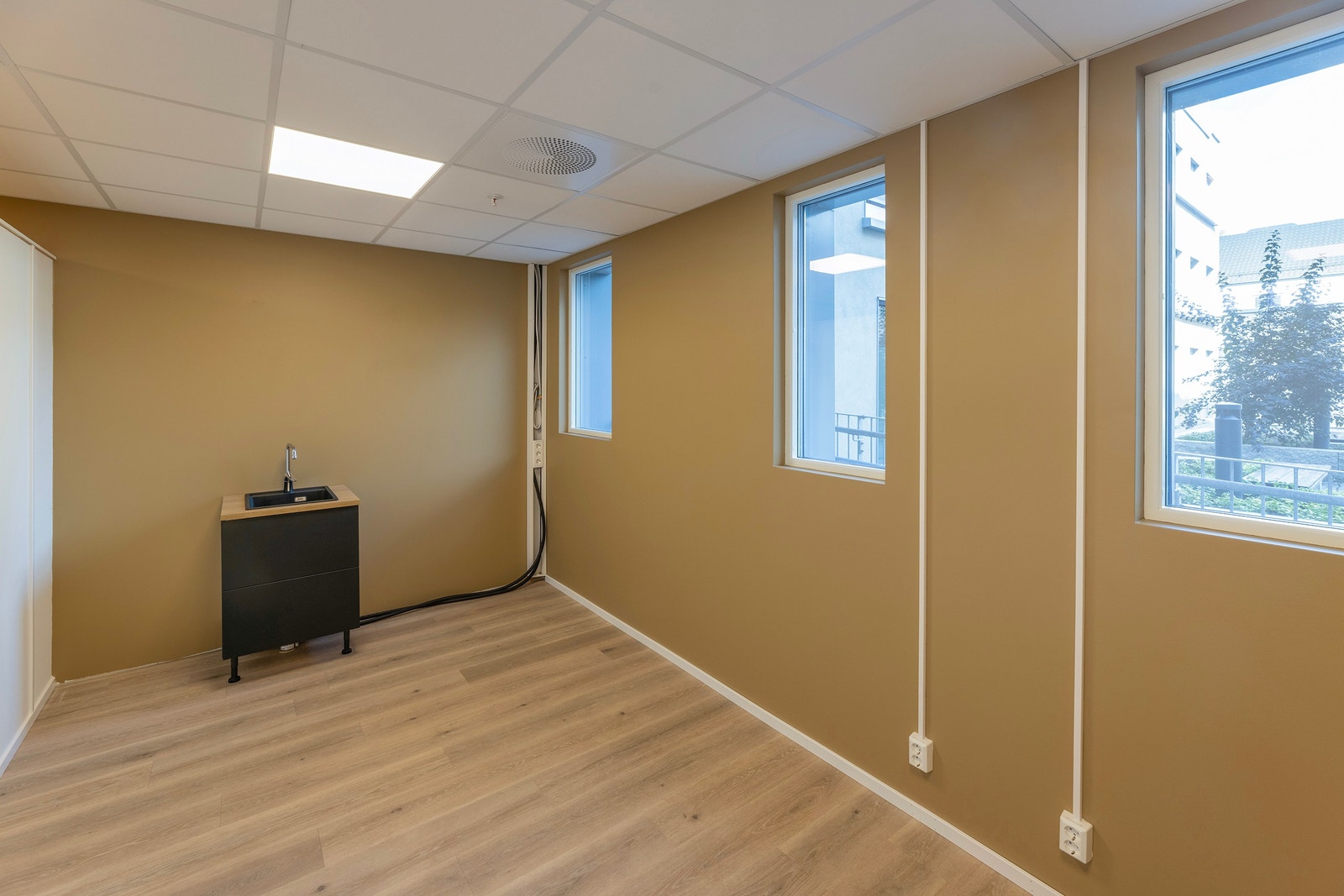 Næringslokale med mye folk rundt inngangsdøren Galleribilde