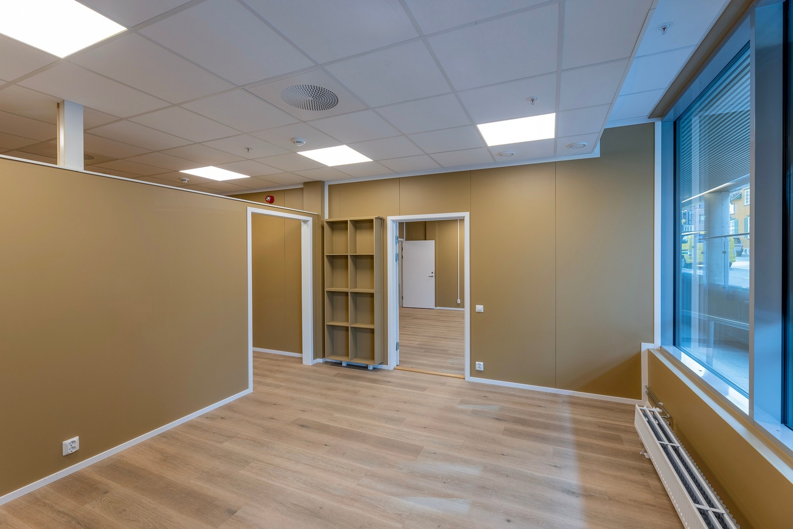 Næringslokale med mye folk rundt inngangsdøren Galleribilde