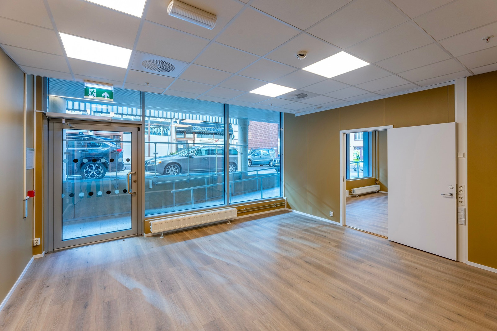 Næringslokale med mye folk rundt inngangsdøren Galleribilde