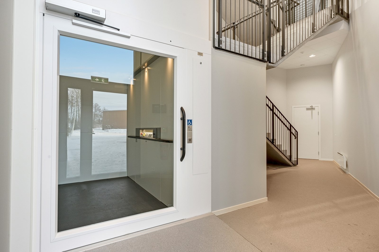 Tilgang for personer både med heis og trapp Galleribilde