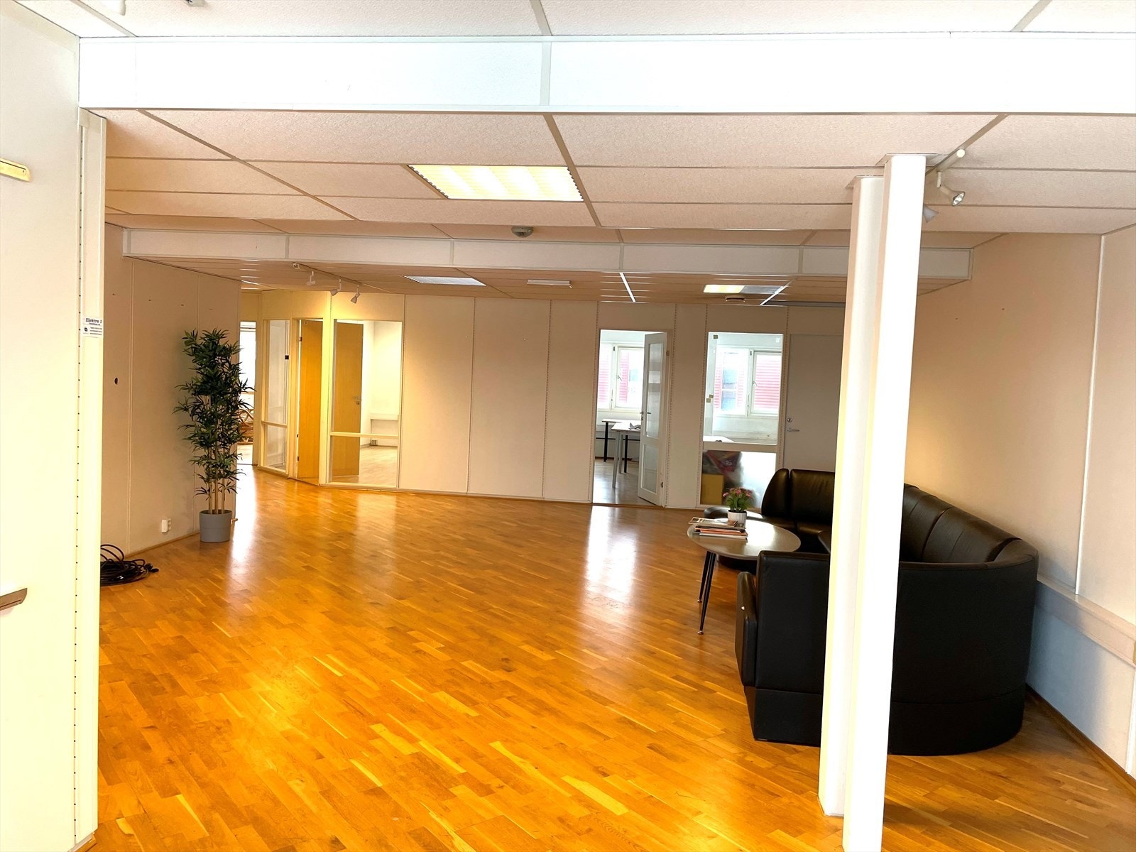 2. etg mange cellekontor for utleie med felles kjøkken. Galleribilde