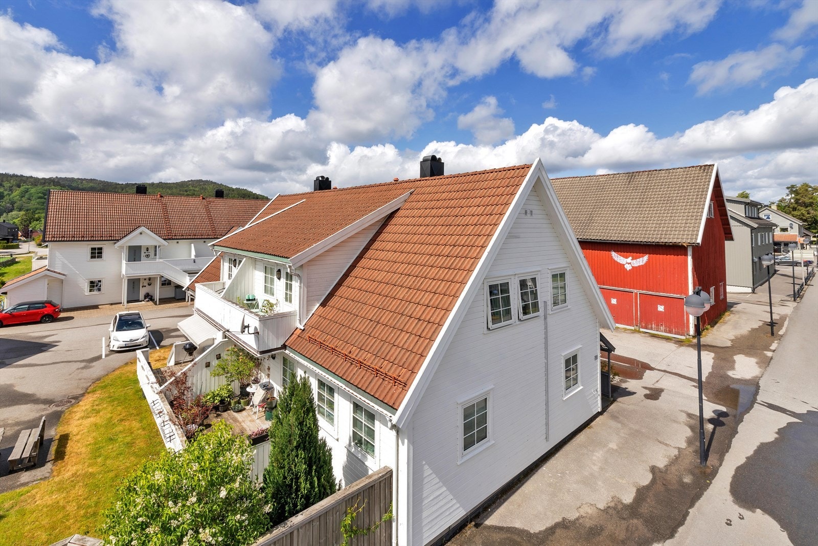 Eiendomsmegler Norge Næring har gleden av å presentere for salg en utleie og utviklings eiendom midt i Nodeland sentrum. Galleribilde