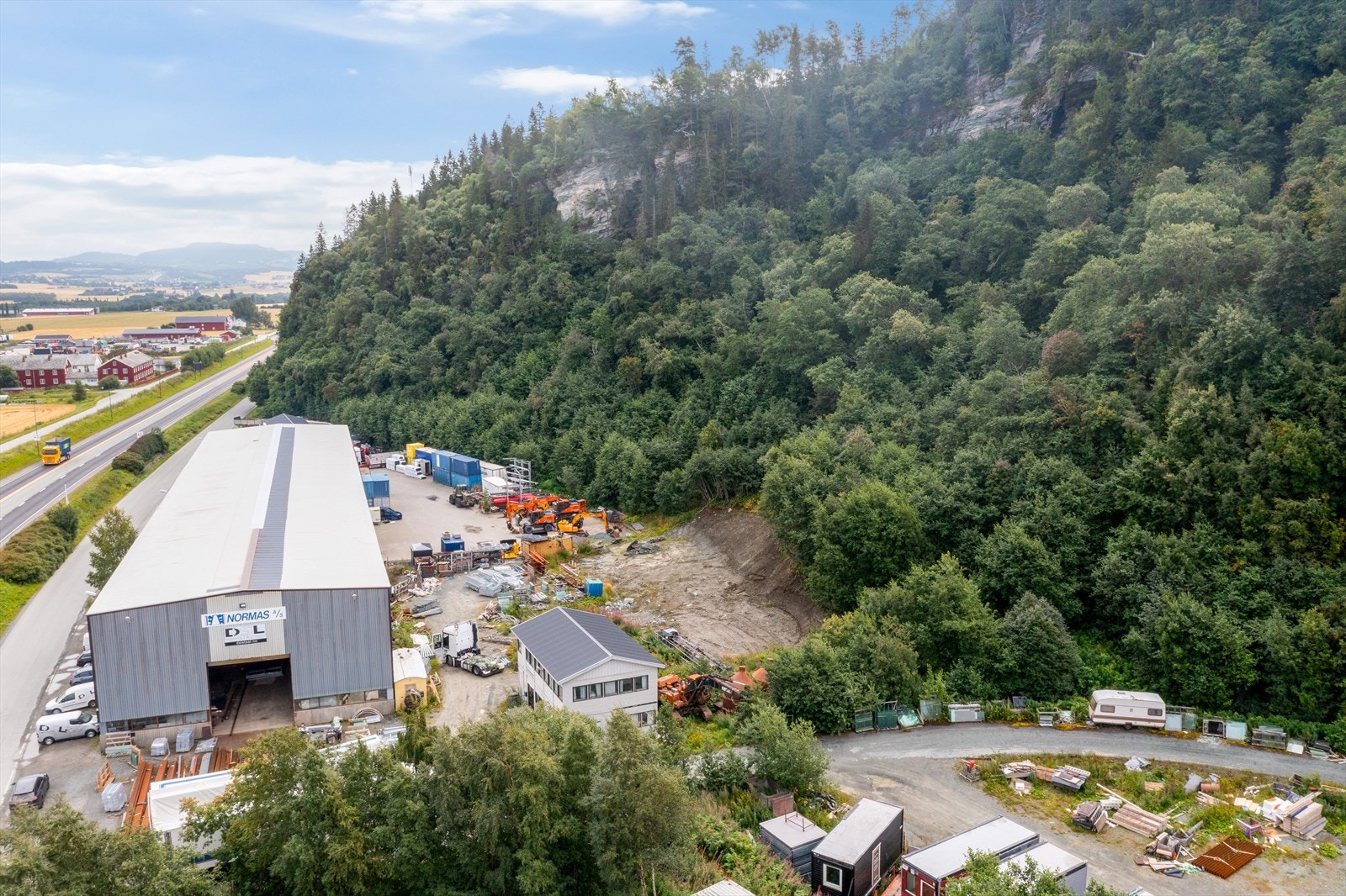 Standard blir oppgradert. Kontor kan bygges på en mesanin. Galleribilde