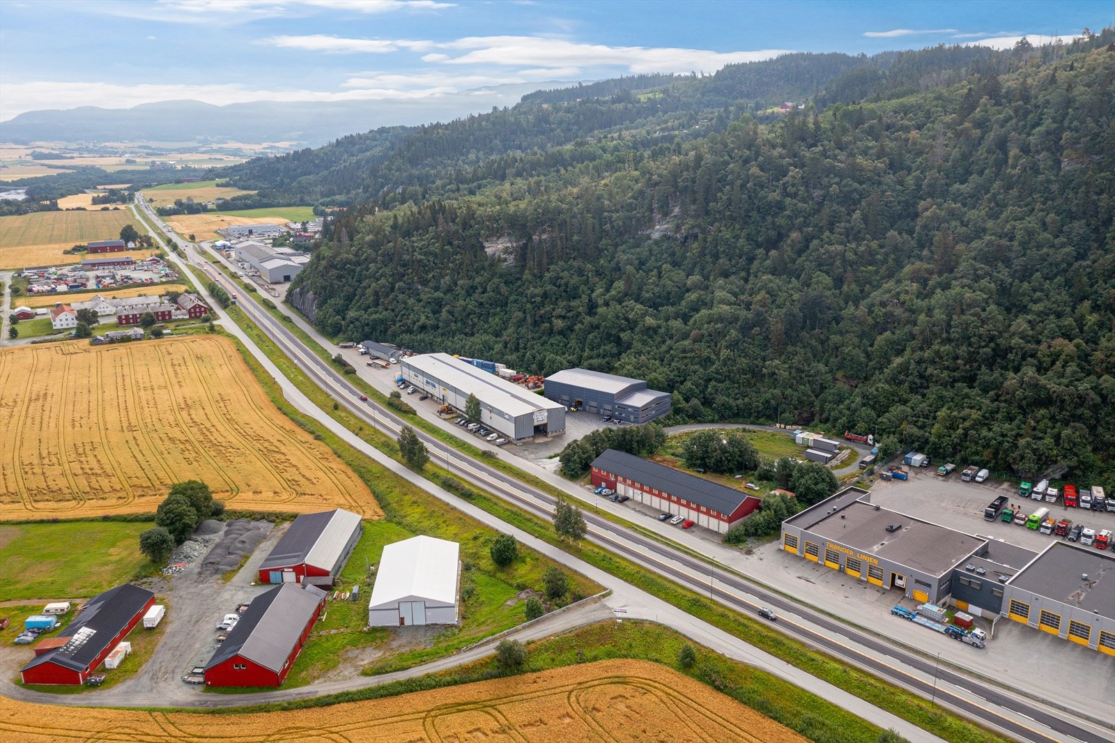 Illustrasjon av plassering nytt bygg ( grått i bakkant terreng) Galleribilde
