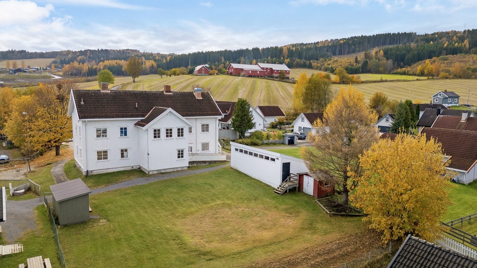 Praktisk uthus/ vognstall på eiendommen. Galleribilde