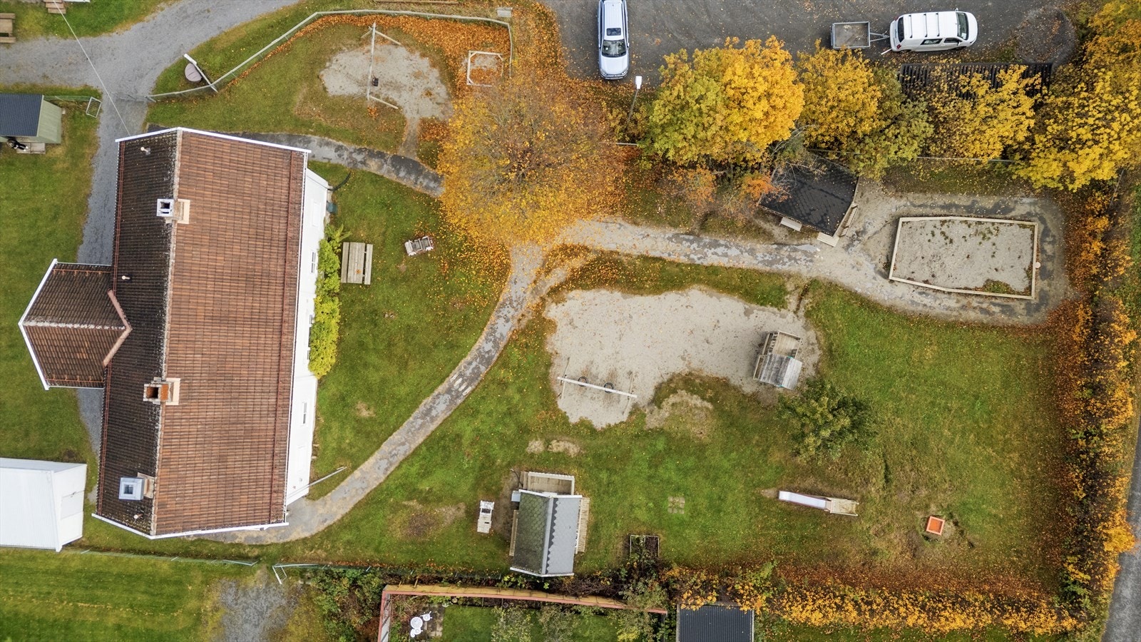 Flott uteområde med lekearealer. Galleribilde