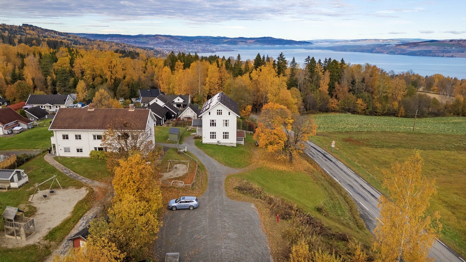 Gruset parkeringsplass. Galleribilde