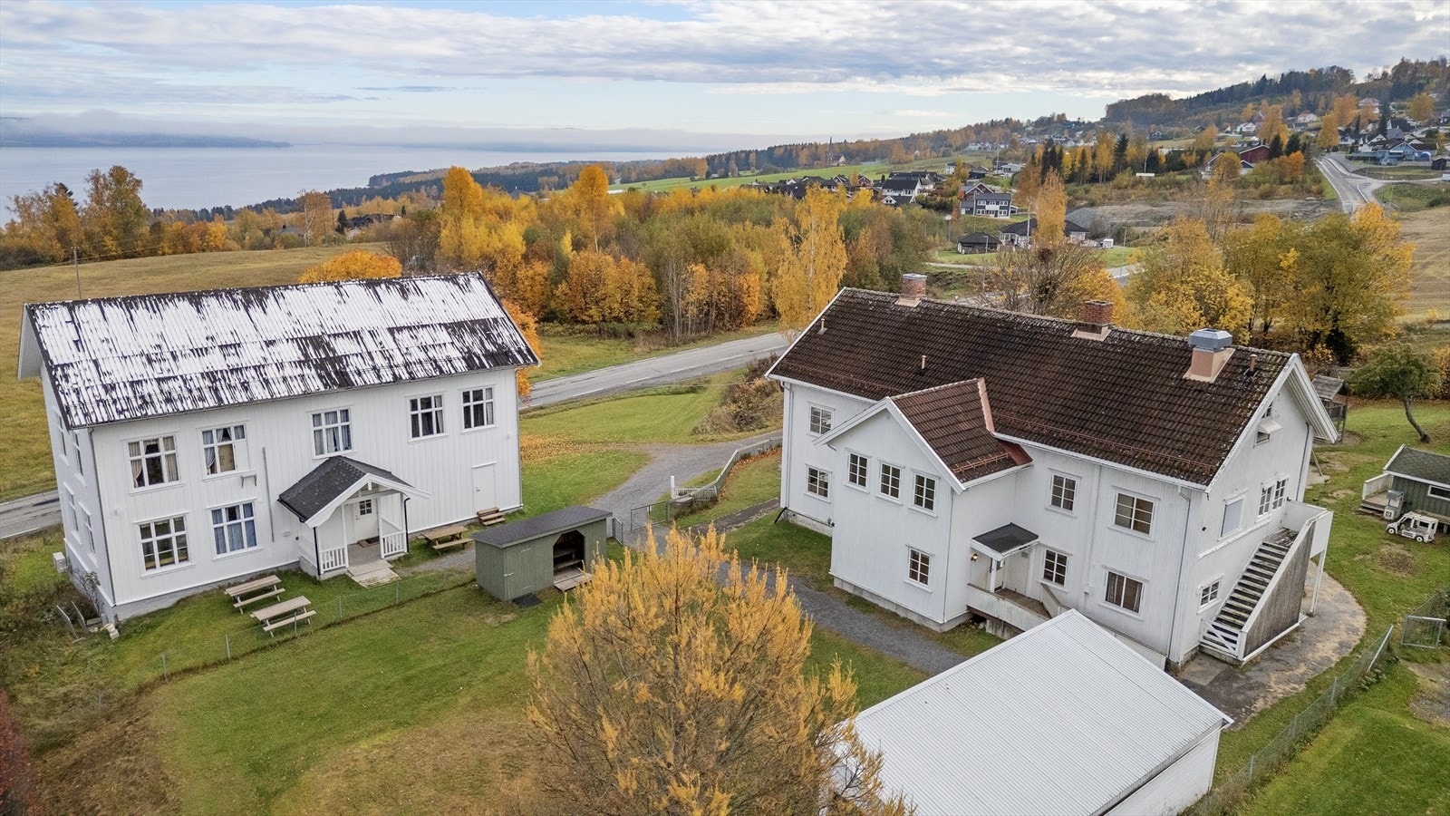 Nabo til Nordlia grendehus. Galleribilde