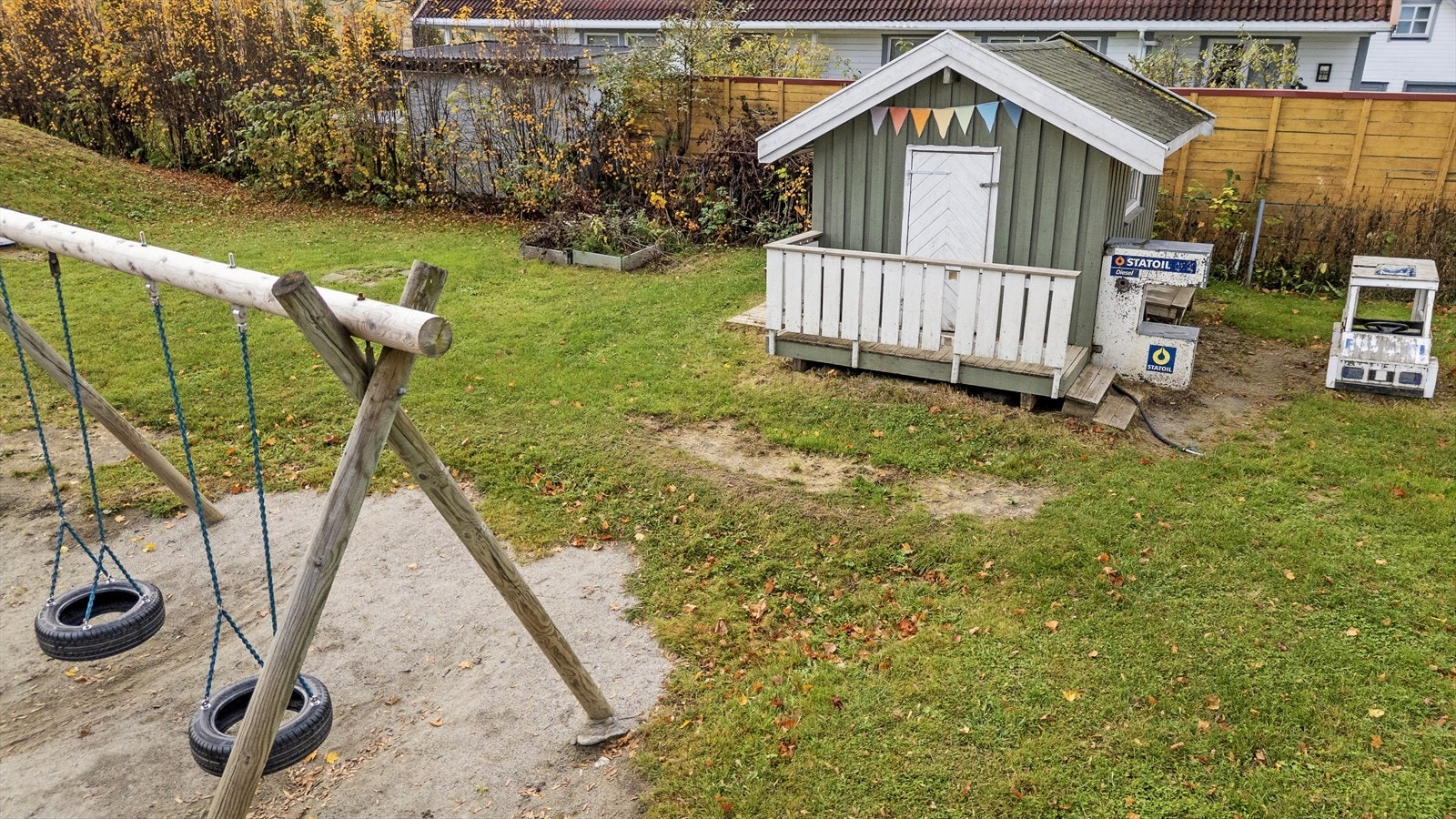 Huskestativ og lekehus. Galleribilde