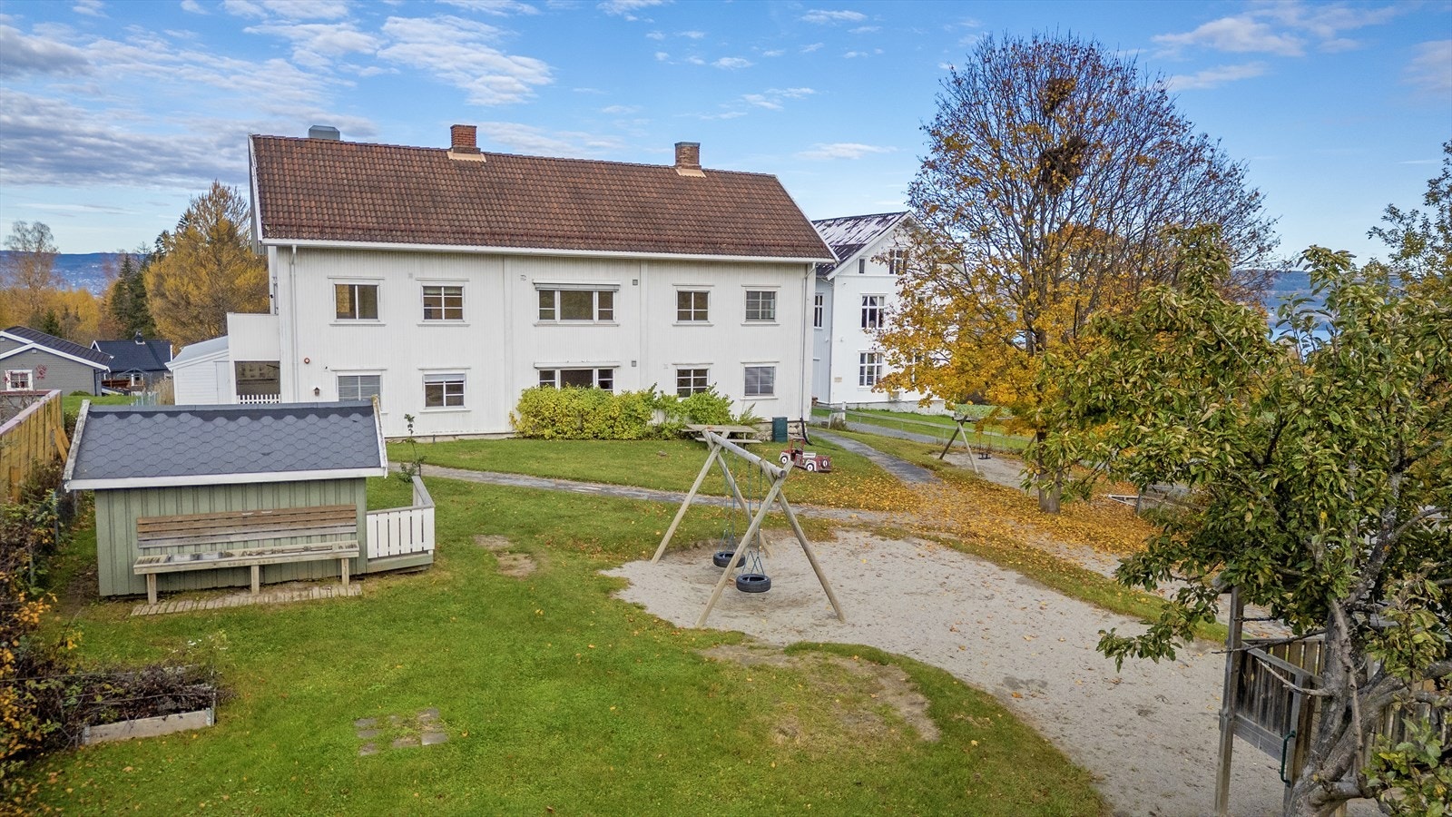 Tomt med lekeområder. Galleribilde