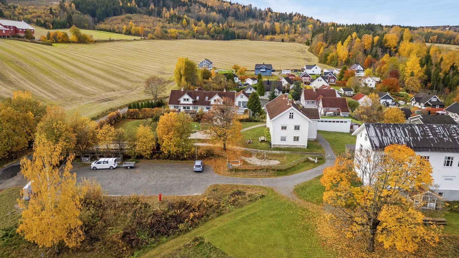 Gruset adkomst fra parkering til inngang. Galleribilde