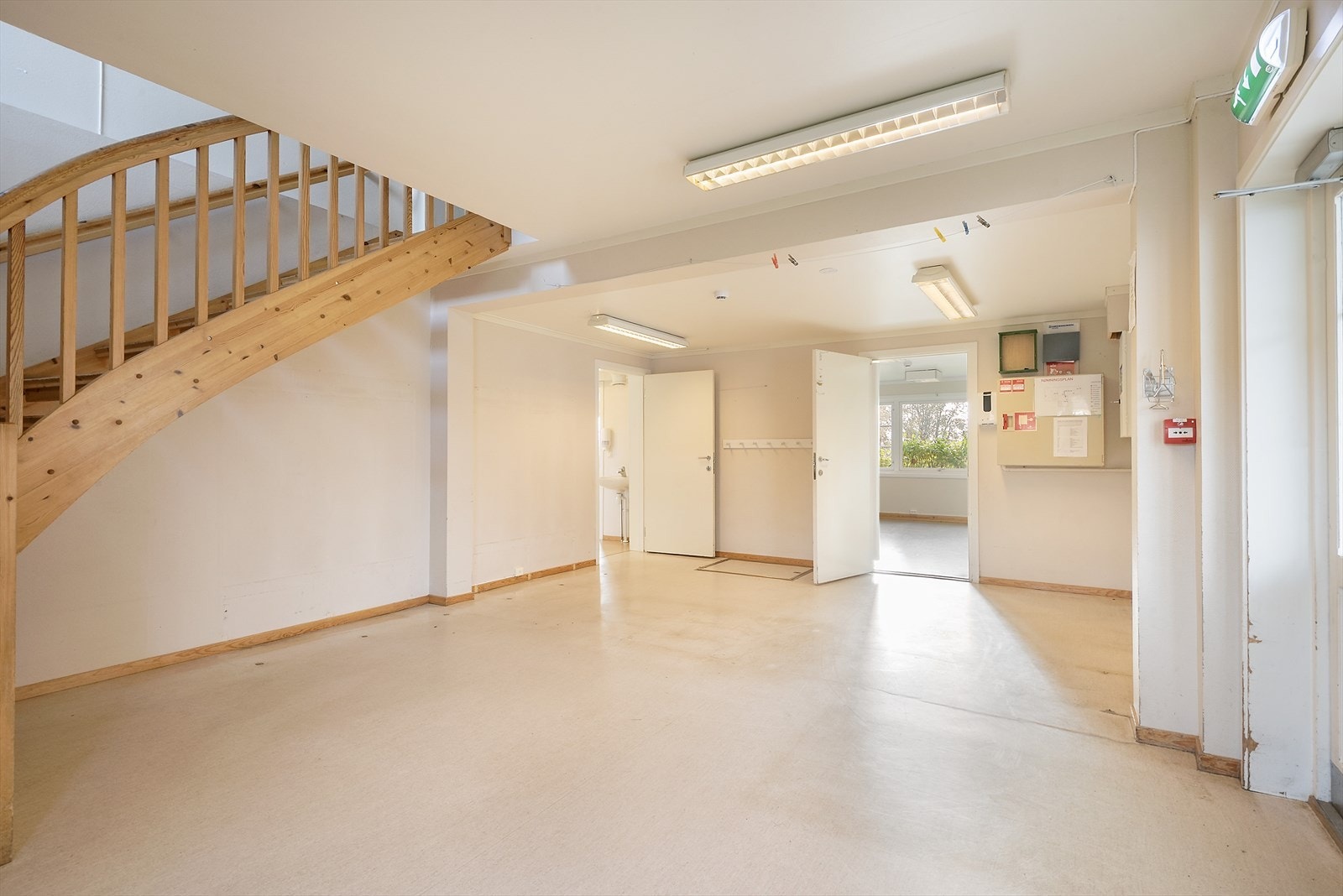 Trapperom med utgangsdør. Galleribilde