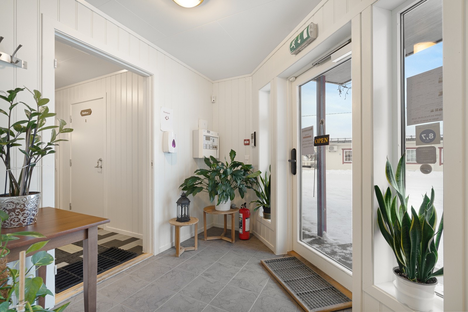 Inngangsparti med adkomst til utleierom og cafelokalet. Galleribilde