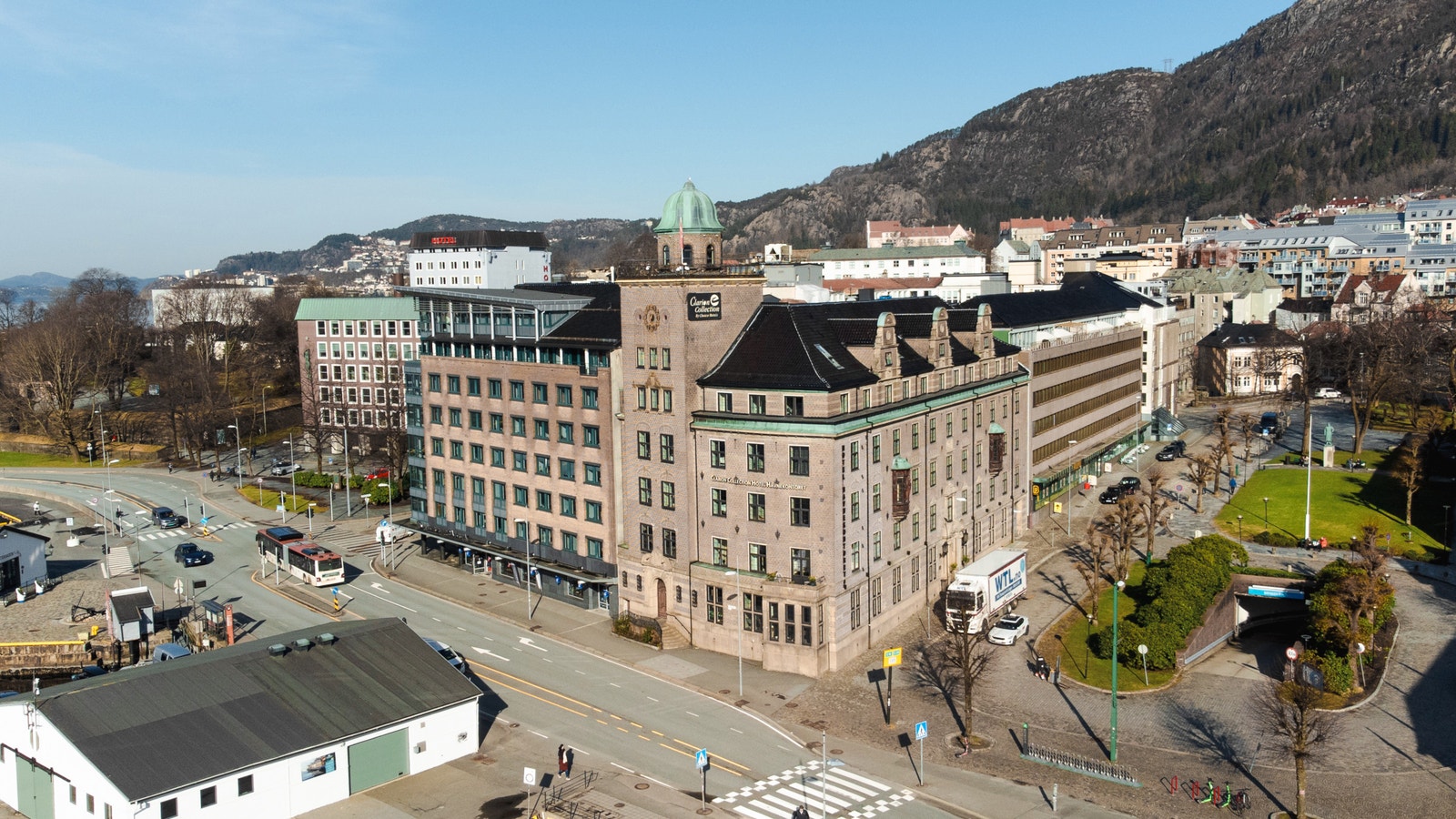 Lokalisert i randsonen av bykjernen med rikelig parkering! Galleribilde