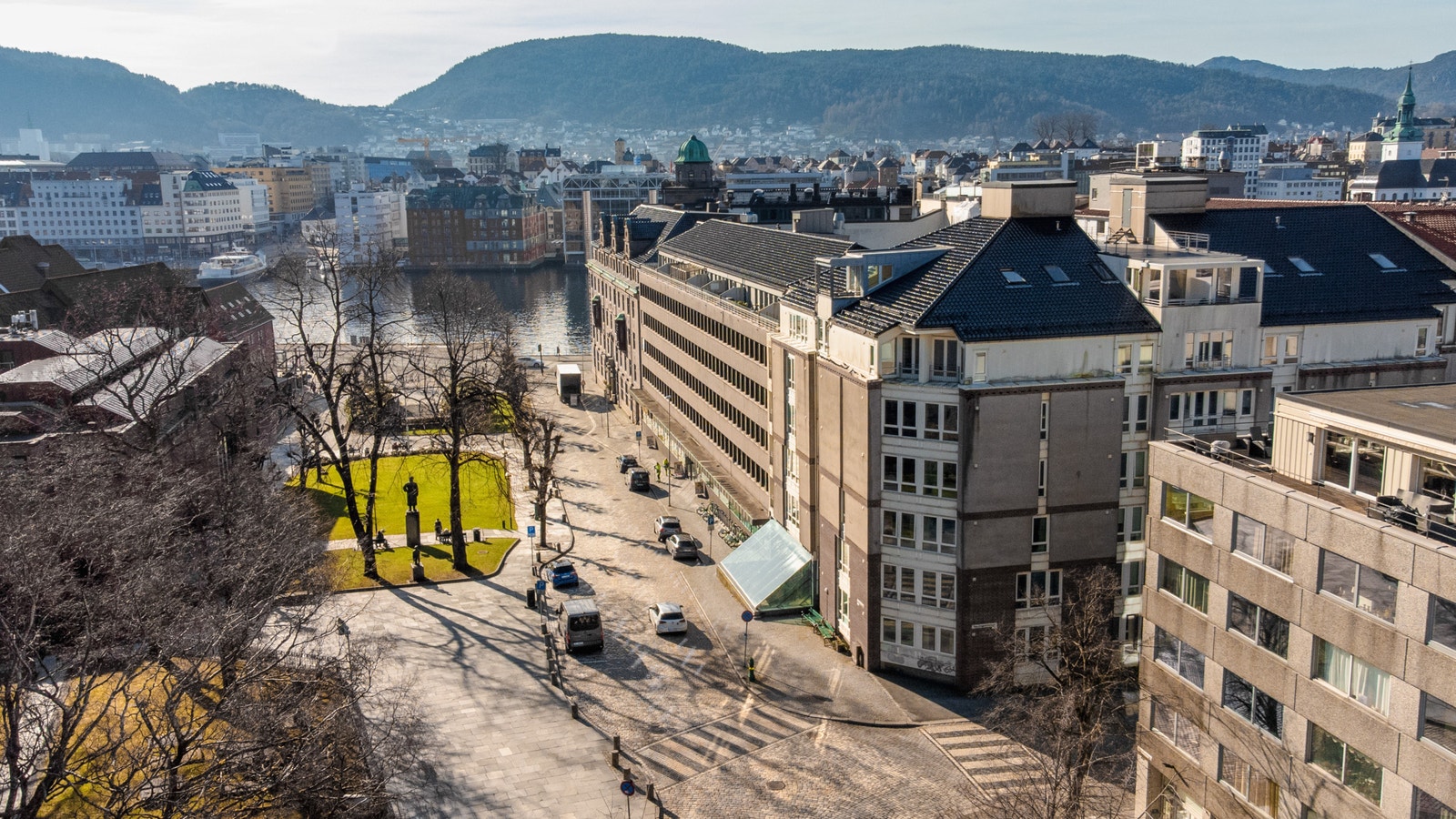 Beliggende rett ved sjøkanten i Vågen. Galleribilde