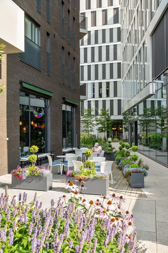 I nærområdet finnes hyggelige service og servieringstilbud med bla, Fjær Konfekt, Skøyen Gastrobar, Define Frisør, Bunnpris med post i butikk og Sofienlund Spiseri. Galleribilde