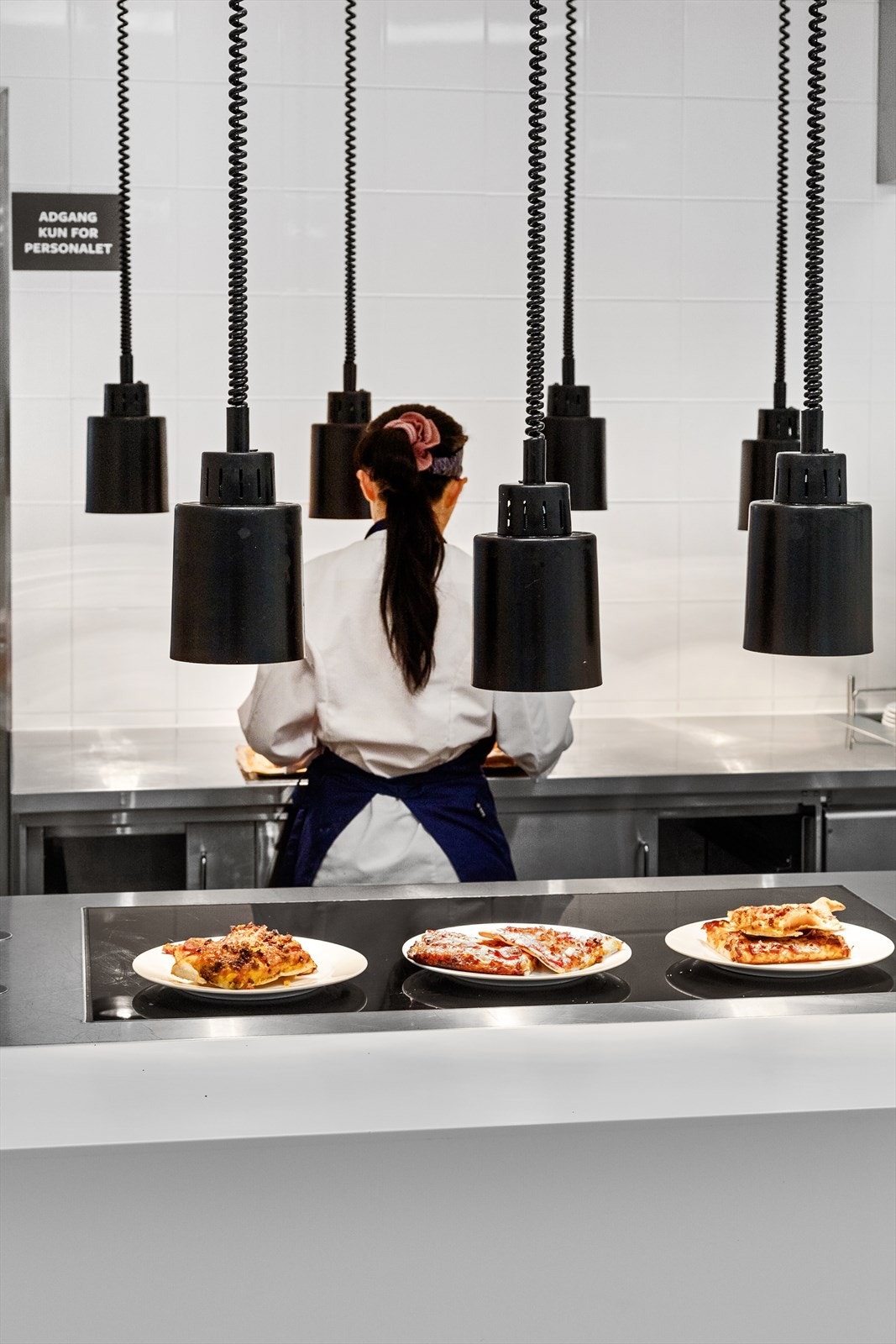 Her serveres varme og kalde retter, salatbar mv. Galleribilde