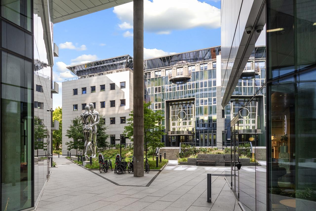 Bebyggelsen er godt vedlikeholdt og ligger fint til i grønne omgivelser Galleribilde