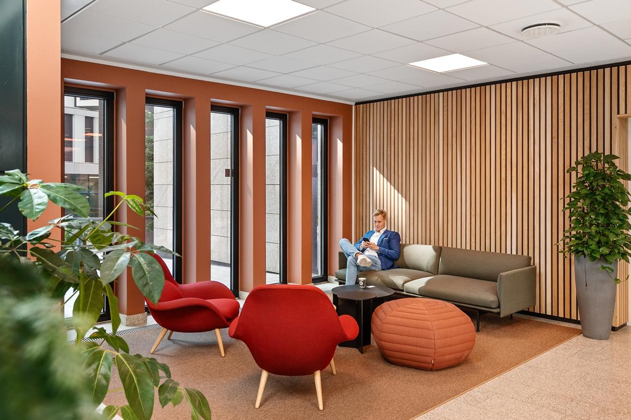 Fellesarealene har hyggelige sittegrupper, velegnet for sosialisering og uformelle møter Galleribilde