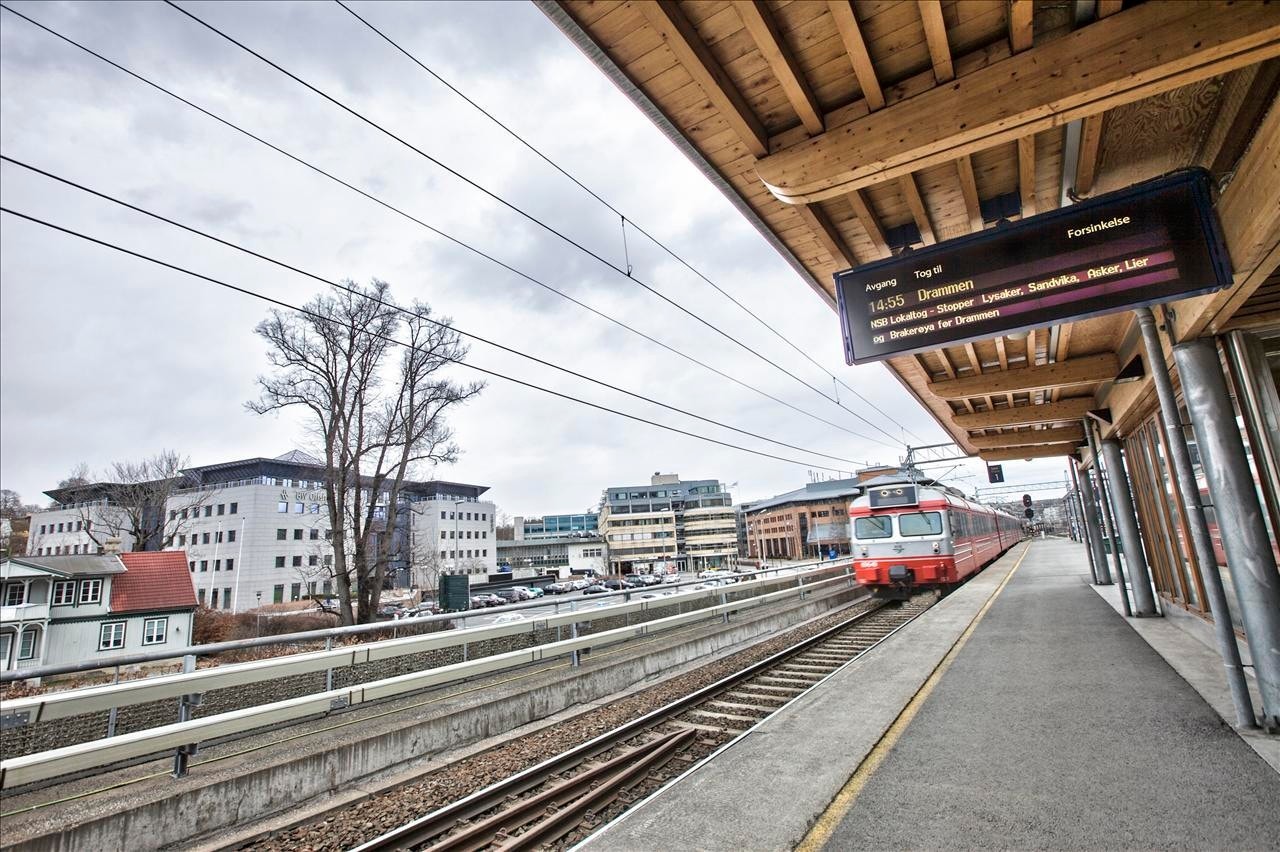Det er ca. 2.min. gange til Skøyen tog- og flytog stasjon Galleribilde