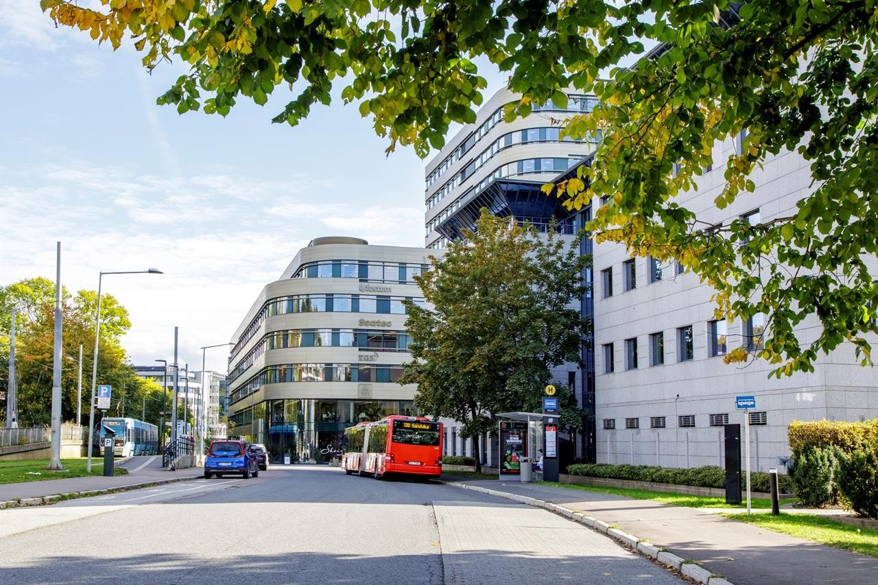 Skøyen buss og Trikkeholdeplass ligger på baksiden av bygget Galleribilde