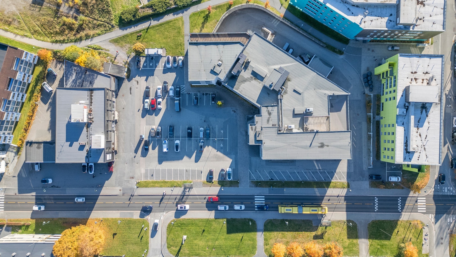 Godt med p-plasser og rett ved stoppeplass for buss Galleribilde