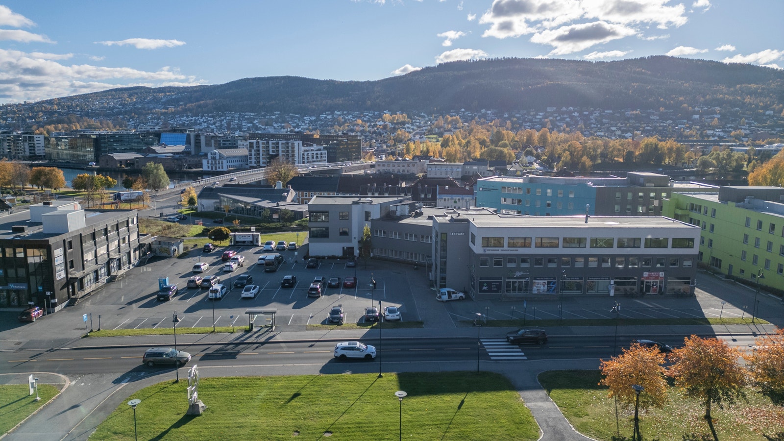 Moderne bygg med helserelaterte aktører Galleribilde