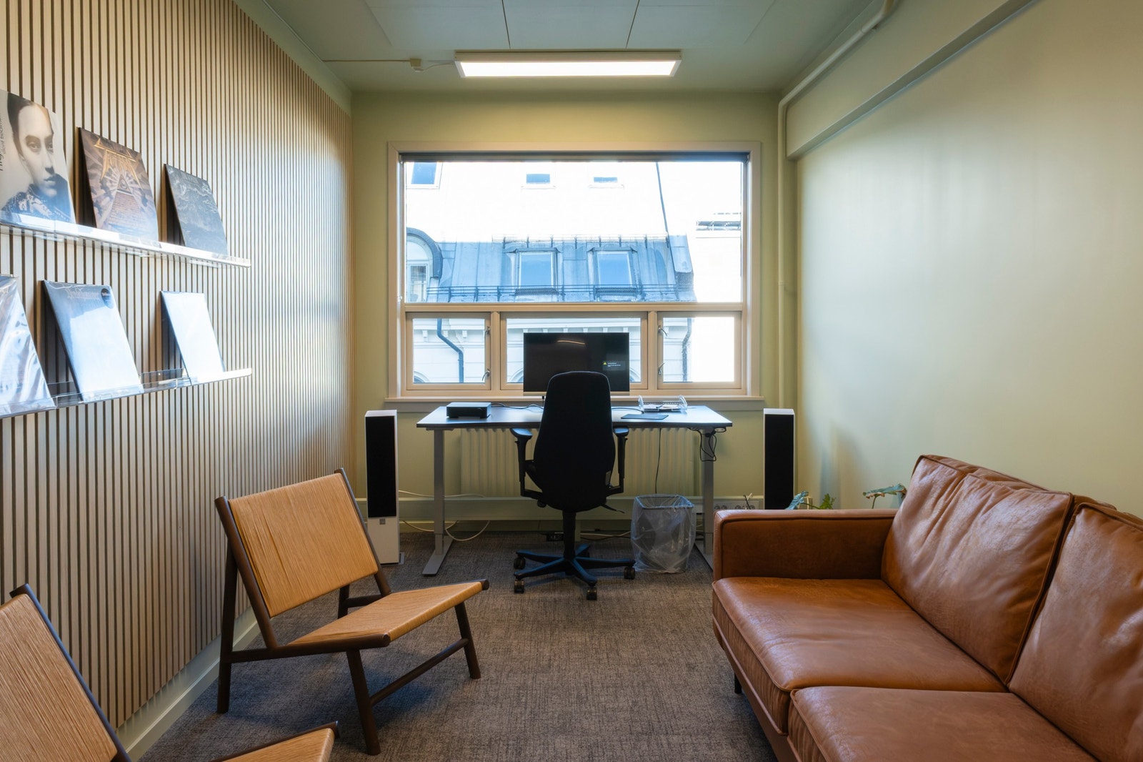 Nyoppussede kontorer med god belysning og moderne møblement. Galleribilde