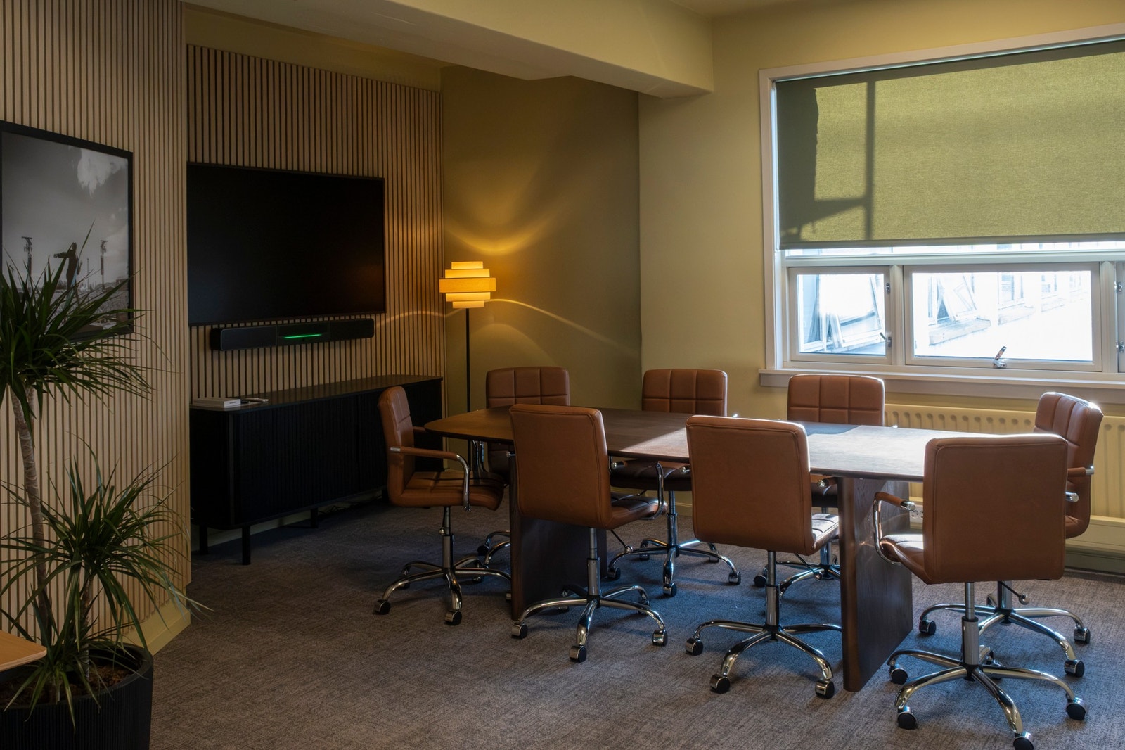 Møterom utstyrt med skjerm, kamera og høyttalere som passer bra til presentasjoner og digitale møter. Galleribilde