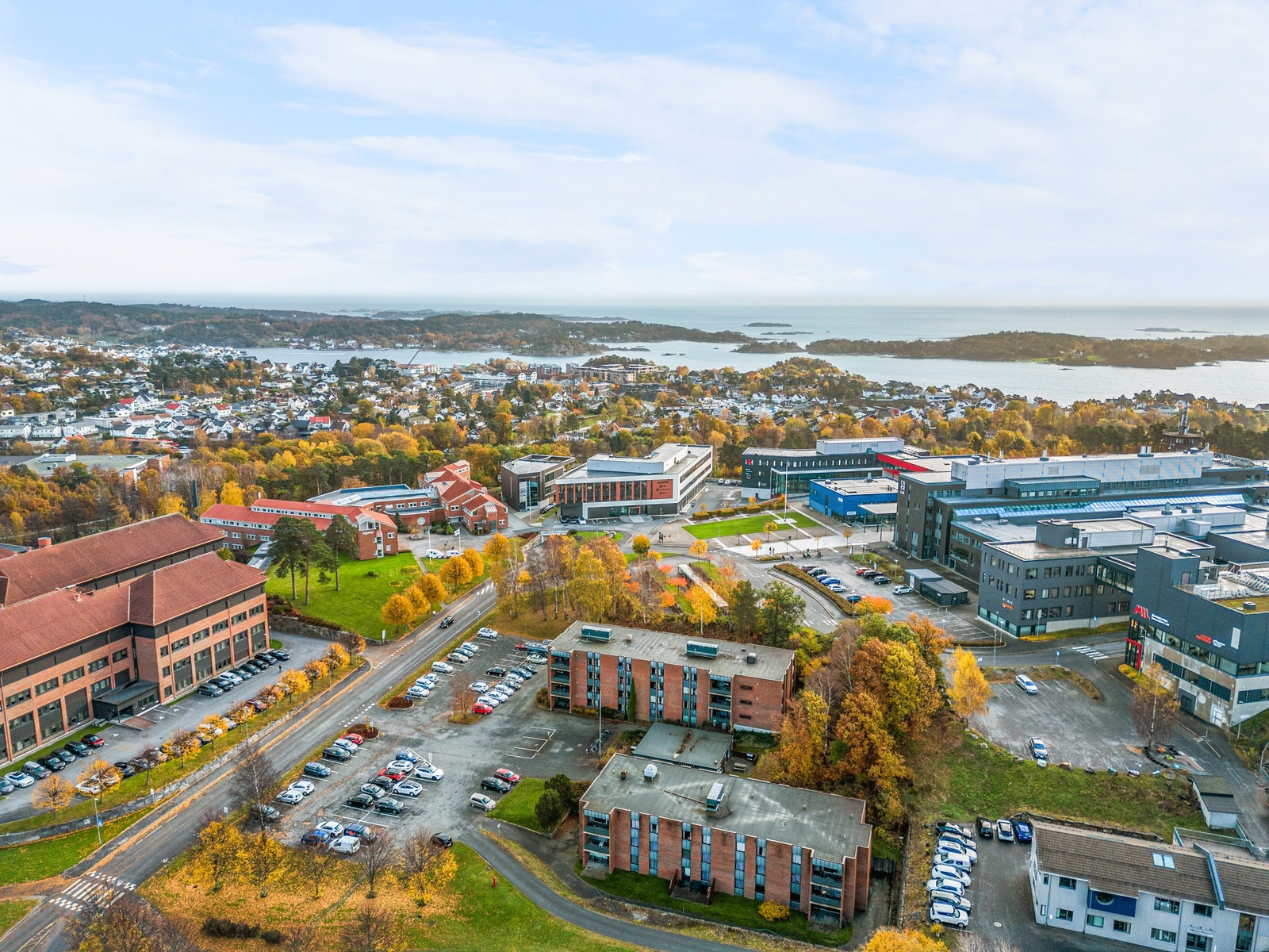 Vi har ledige lokaler i Jon Lilletuns vei 1 og Jon Lilletuns vei 3. Lokalene er alt fra et kontor, enten alene eller som del av Co-working til store lokaler. Galleribilde