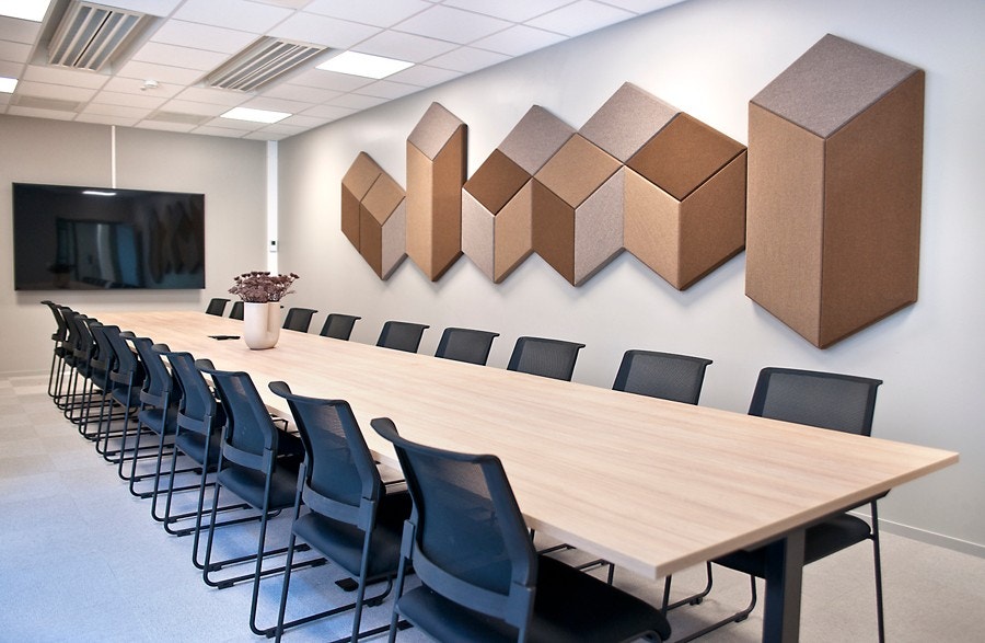 Det er flere felles møterom i byggene i forskjellige størrelser. Fra små rom til auditorium med plass til ca 120 personer. Galleribilde