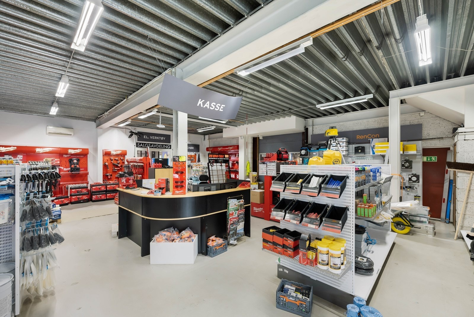 Butikk med inngang til hovedlager.