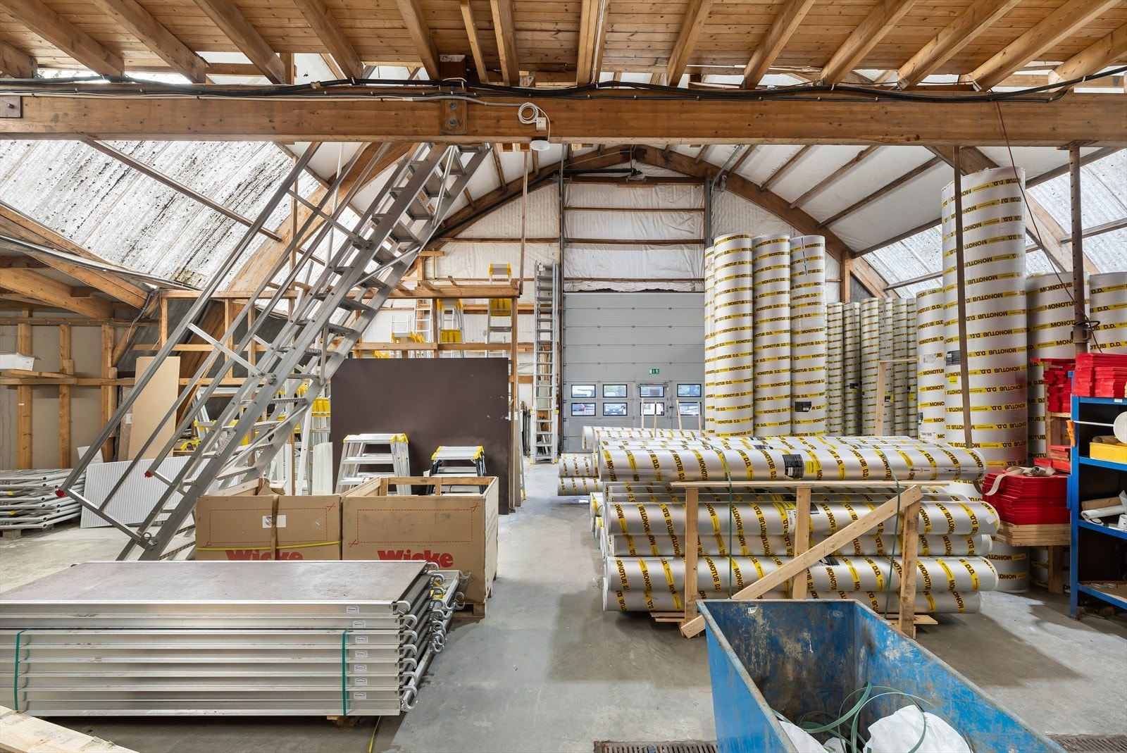 Lager i stålhall. Takhøyde ca. 6 meter. Port ca. 4 x 4,5 meter.