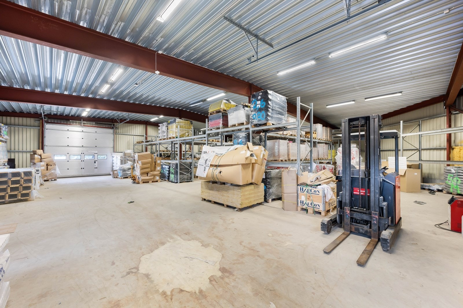 Hovedlager, ca. BTA 435 m². Takhøyde ca. 6 meter. Rulleport ca. 4 x 5 meter.