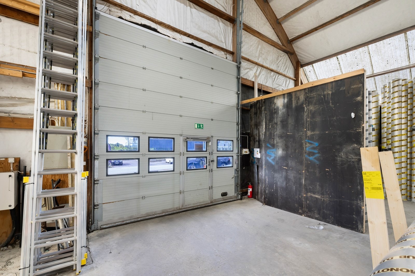 Lager i stålhall. Takhøyde ca. 6 meter. Port ca. 4 x 4,5 meter.