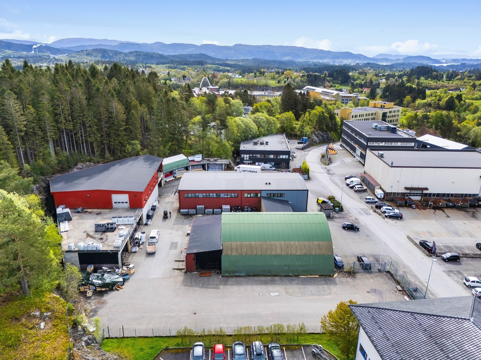 Hovedbygg med butikk, kontorer, møterom og sosial sone. Lager i tilknytting både med stålnål og lagerhall. Gode lagringsplasser ute.