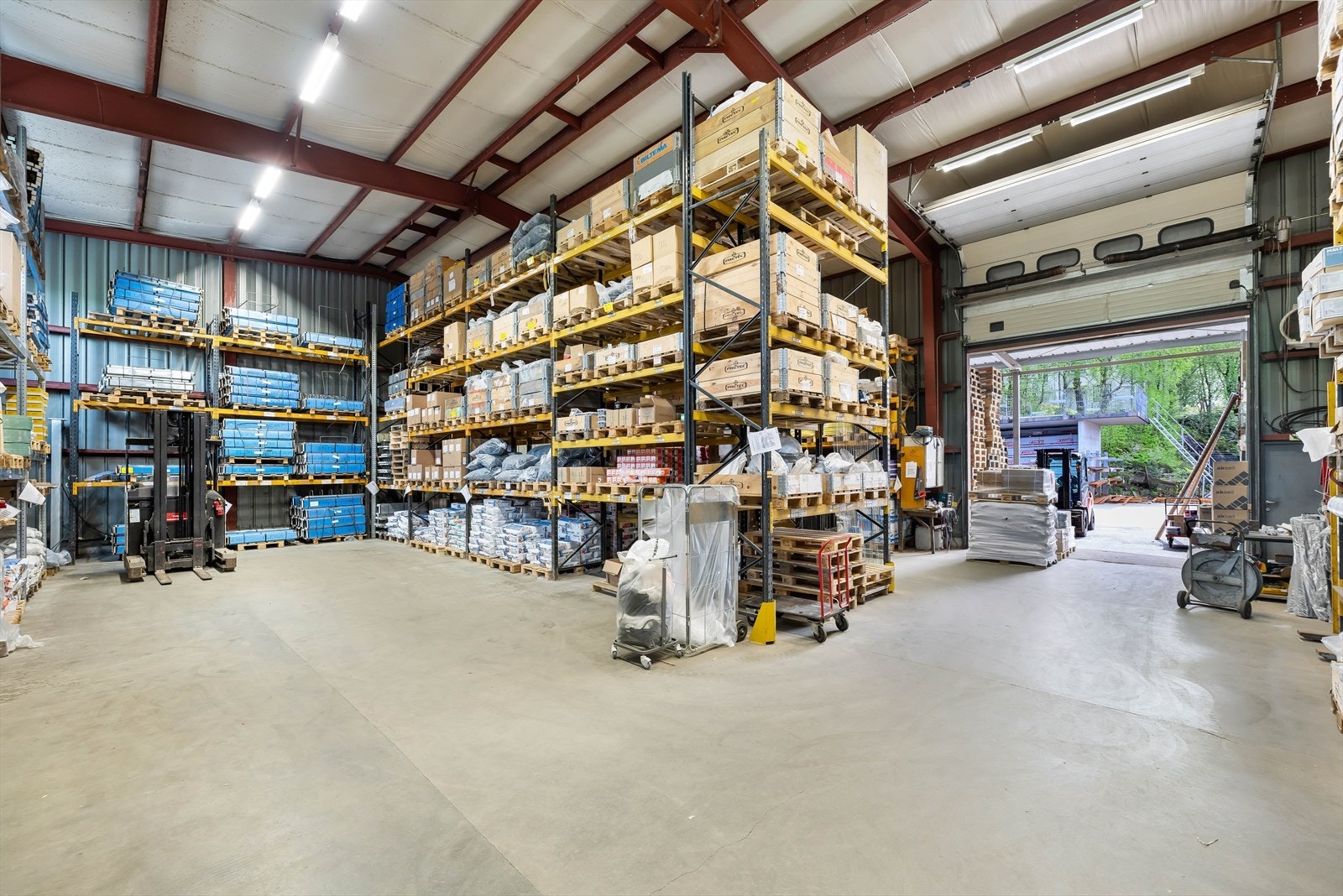 Hovedlager, ca. BTA 435 m². Takhøyde ca. 6 meter.