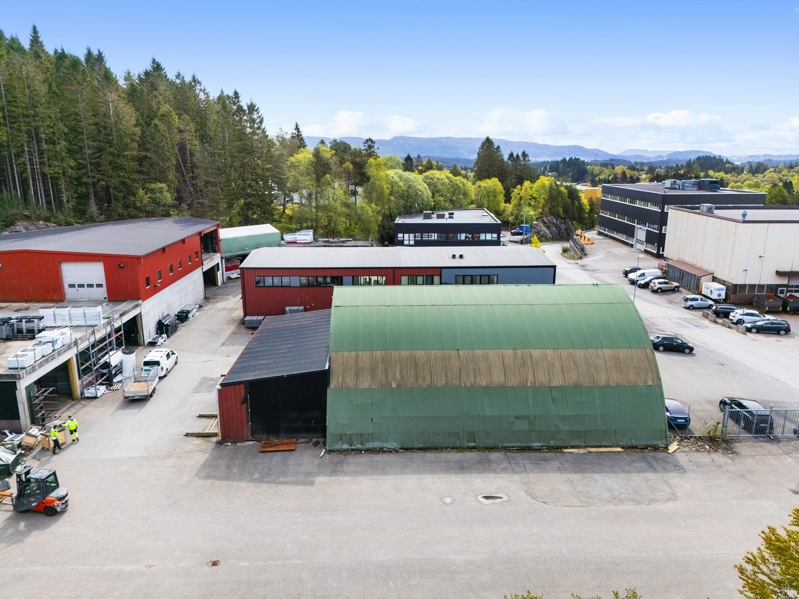 Hovedbygg med butikk, kontorer, møterom og sosial sone. Lager i tilknytting både med stålhall og lagerhall. Gode lagringsplasser ute.