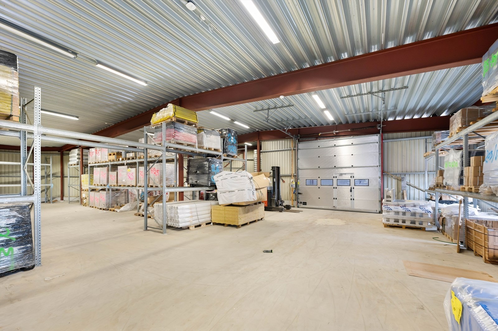 Hovedlager, ca. BTA 435 m². Takhøyde ca. 6 meter. Rulleport ca. 4 x 5 meter.