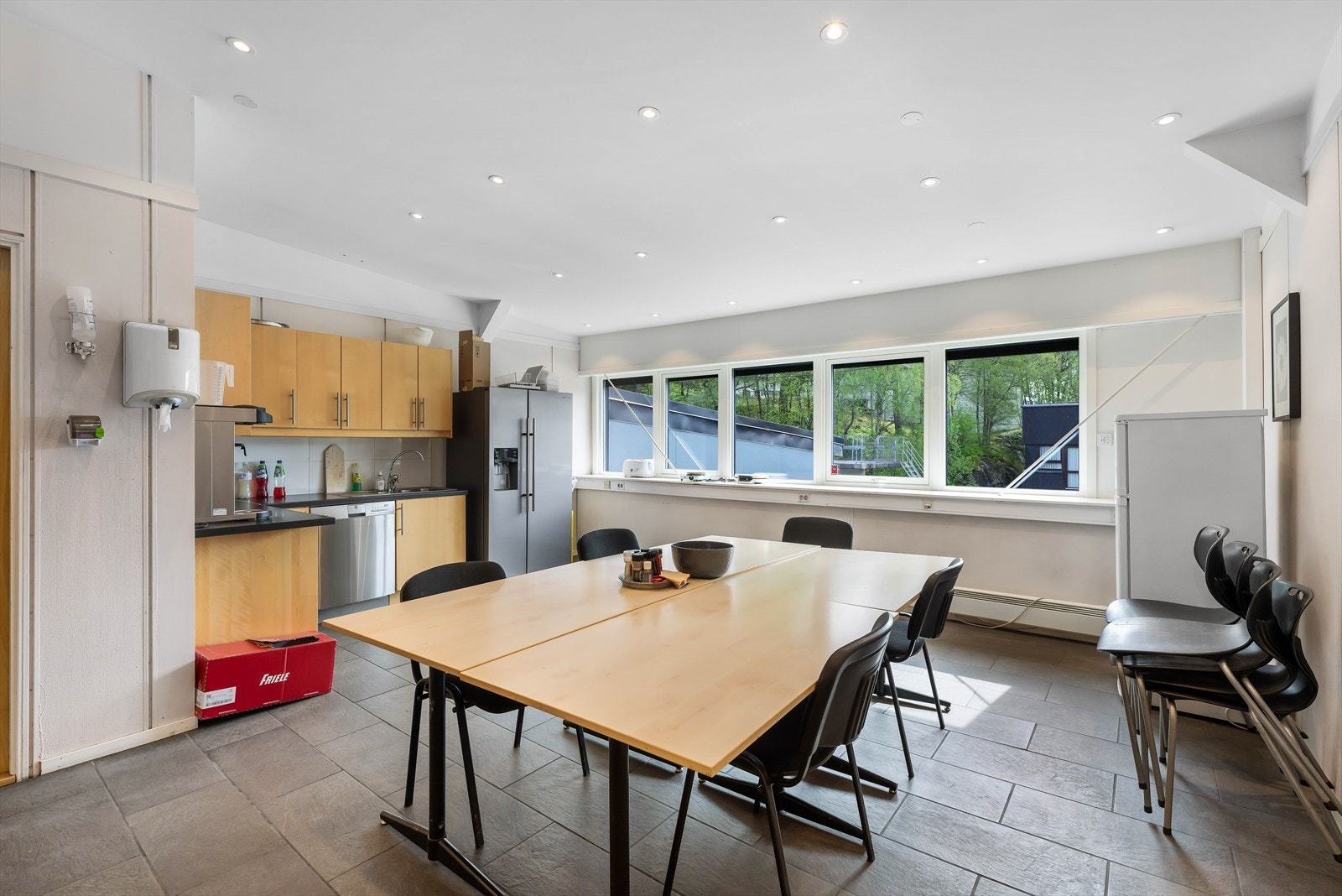 Spiserom med kjøkken.