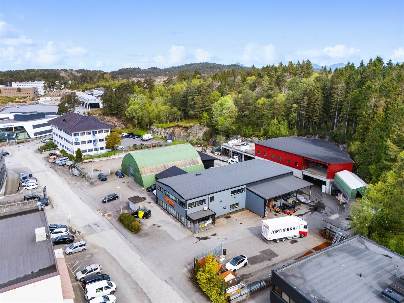 Hovedbygg med butikk, kontorer, møterom og sosial sone. Lager i tilknytting både med stålhall og lagerhall. Gode lagringsplasser ute.