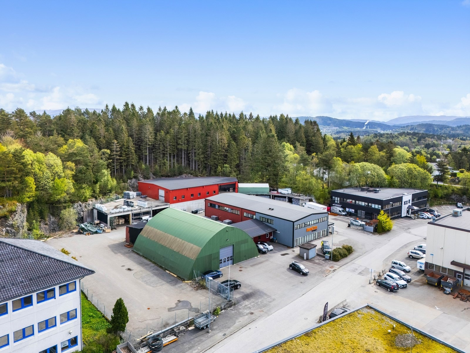 Hovedbygg med butikk, kontorer, møterom og sosial sone. Lager i tilknytting både med stålhall og lagerhall. Gode lagringsplasser ute.