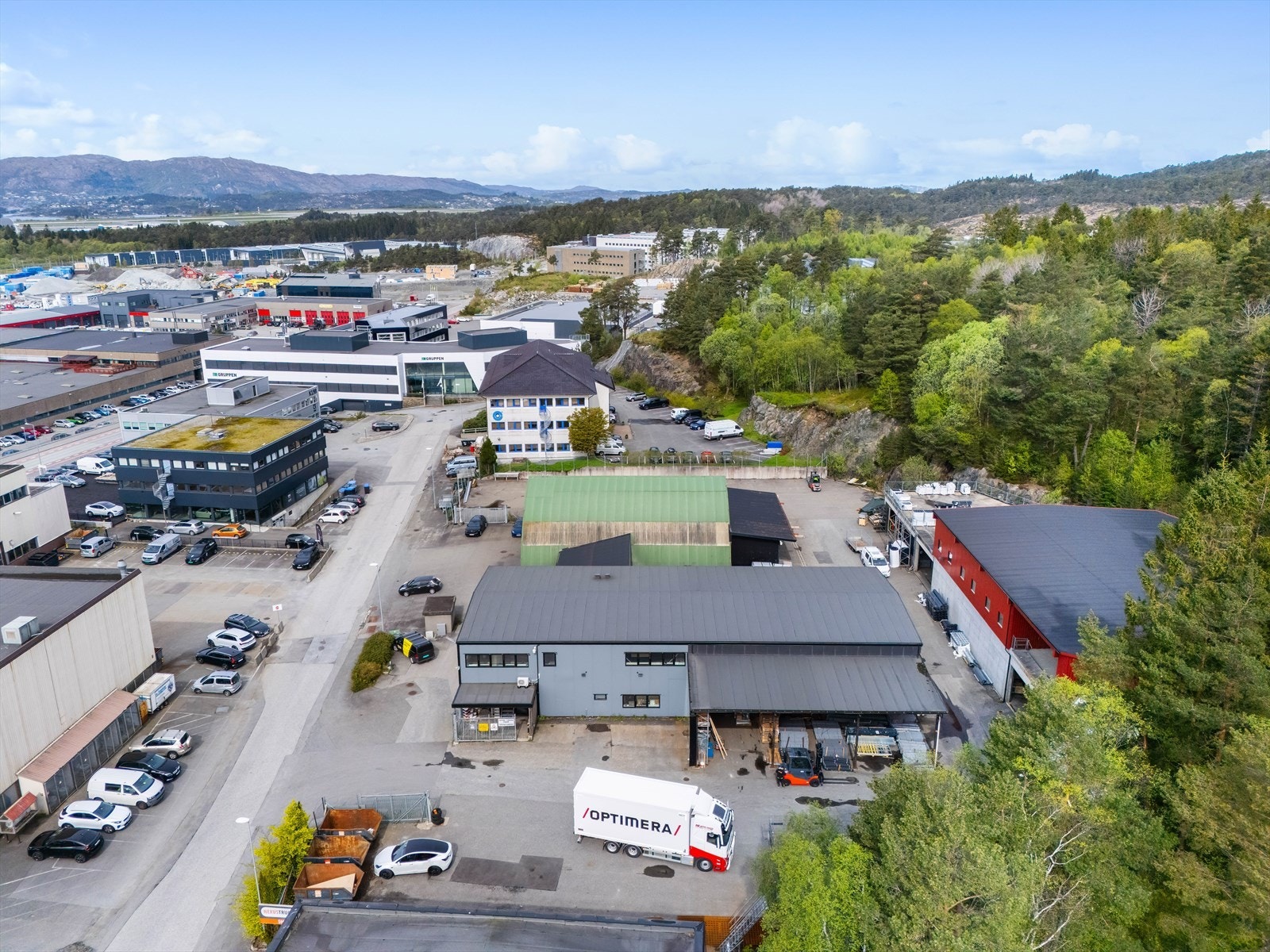 Hovedbygg med butikk, kontorer, møterom og sosial sone. Lager i tilknytting både med stålhall og lagerhall. Gode lagringsplasser ute.