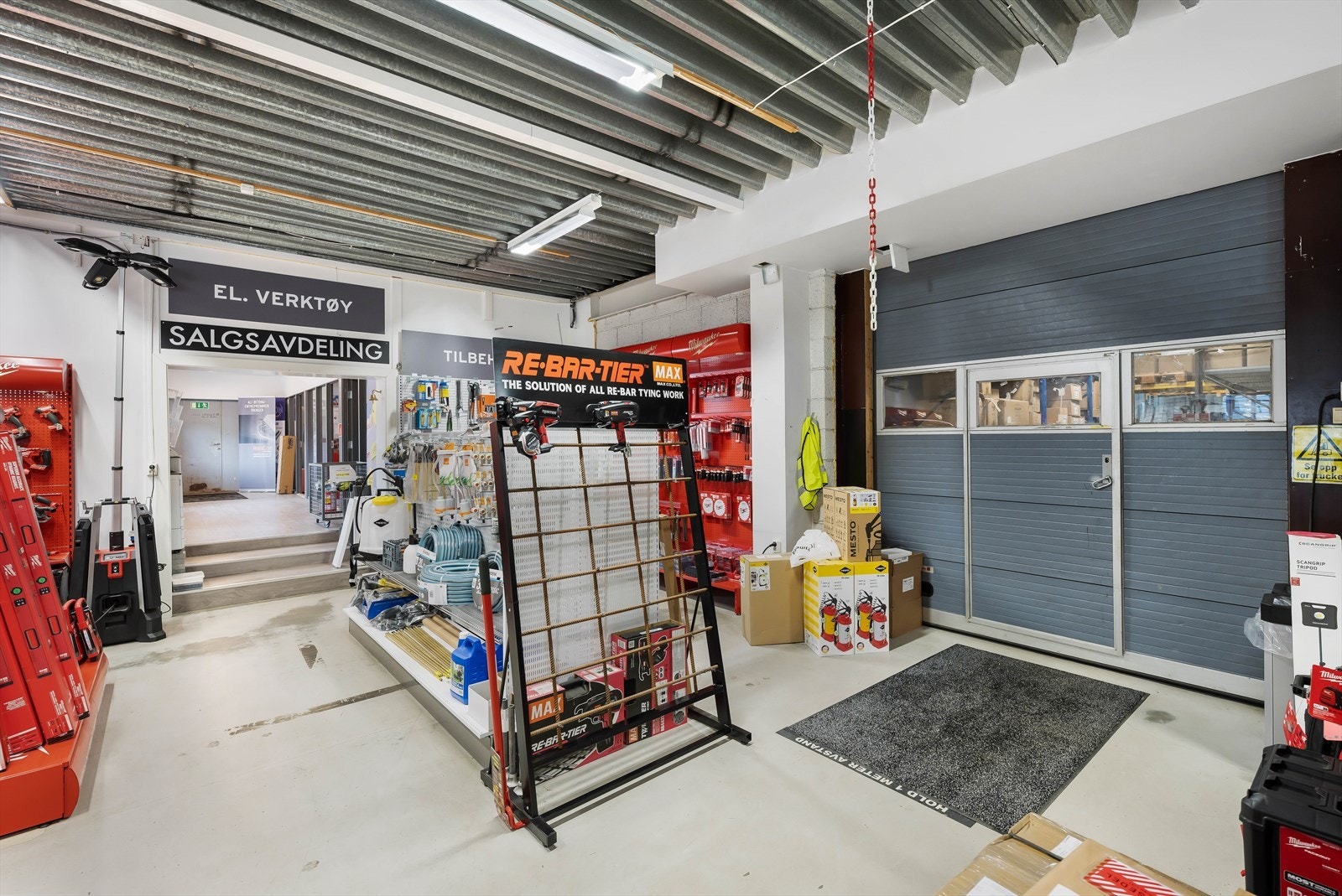 Butikk med inngang til hovedlager.