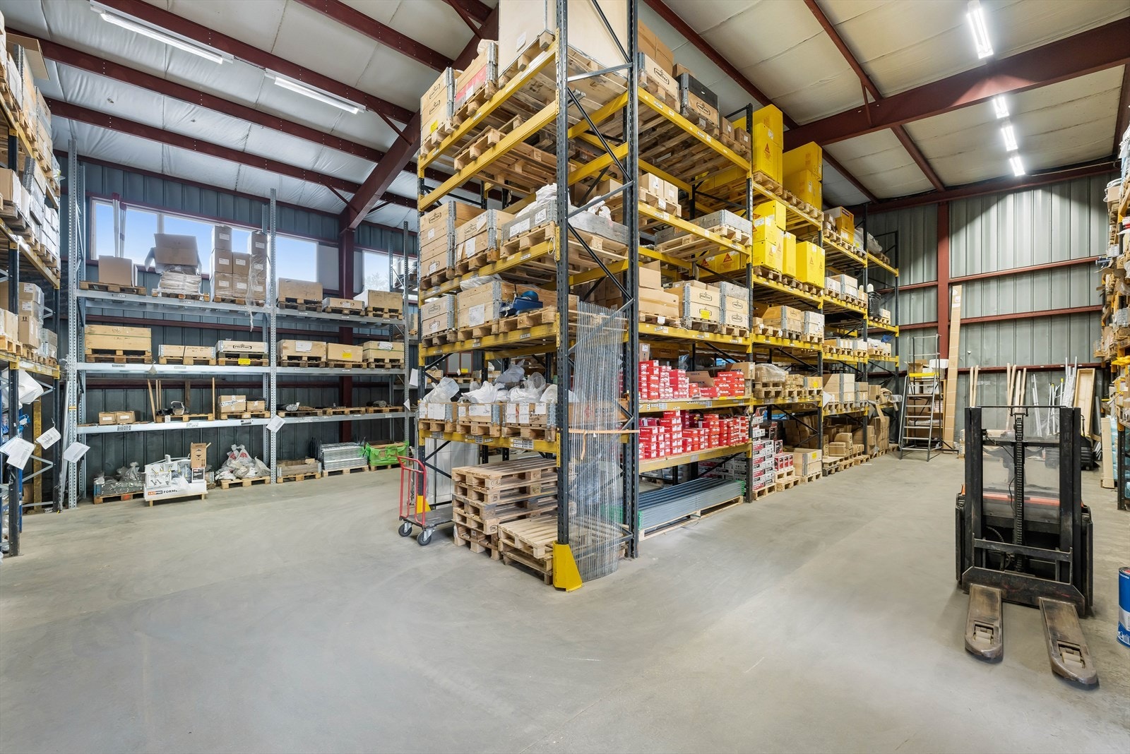 Hovedlager, ca. BTA 435 m². Takhøyde ca. 6 meter.