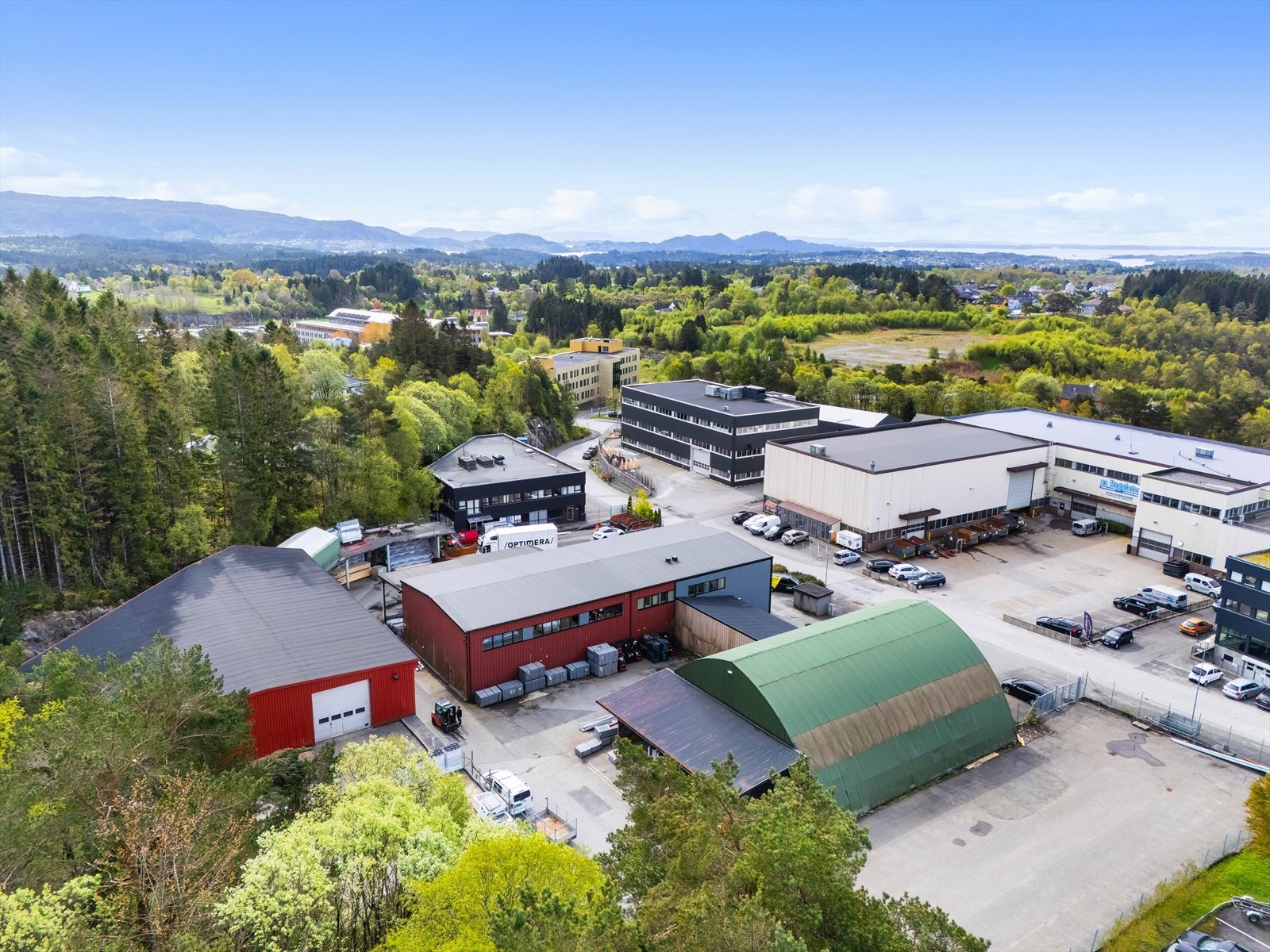 Hovedbygg med butikk, kontorer, møterom og sosial sone. Lager i tilknytting både med stålhall og lagerhall. Gode lagringsplasser ute.